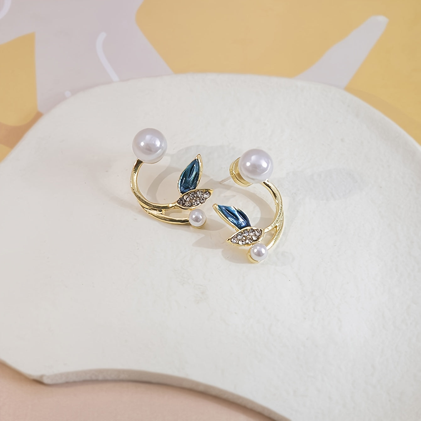 Pretty Leaf Imitation Pearl Design Stud Earrings