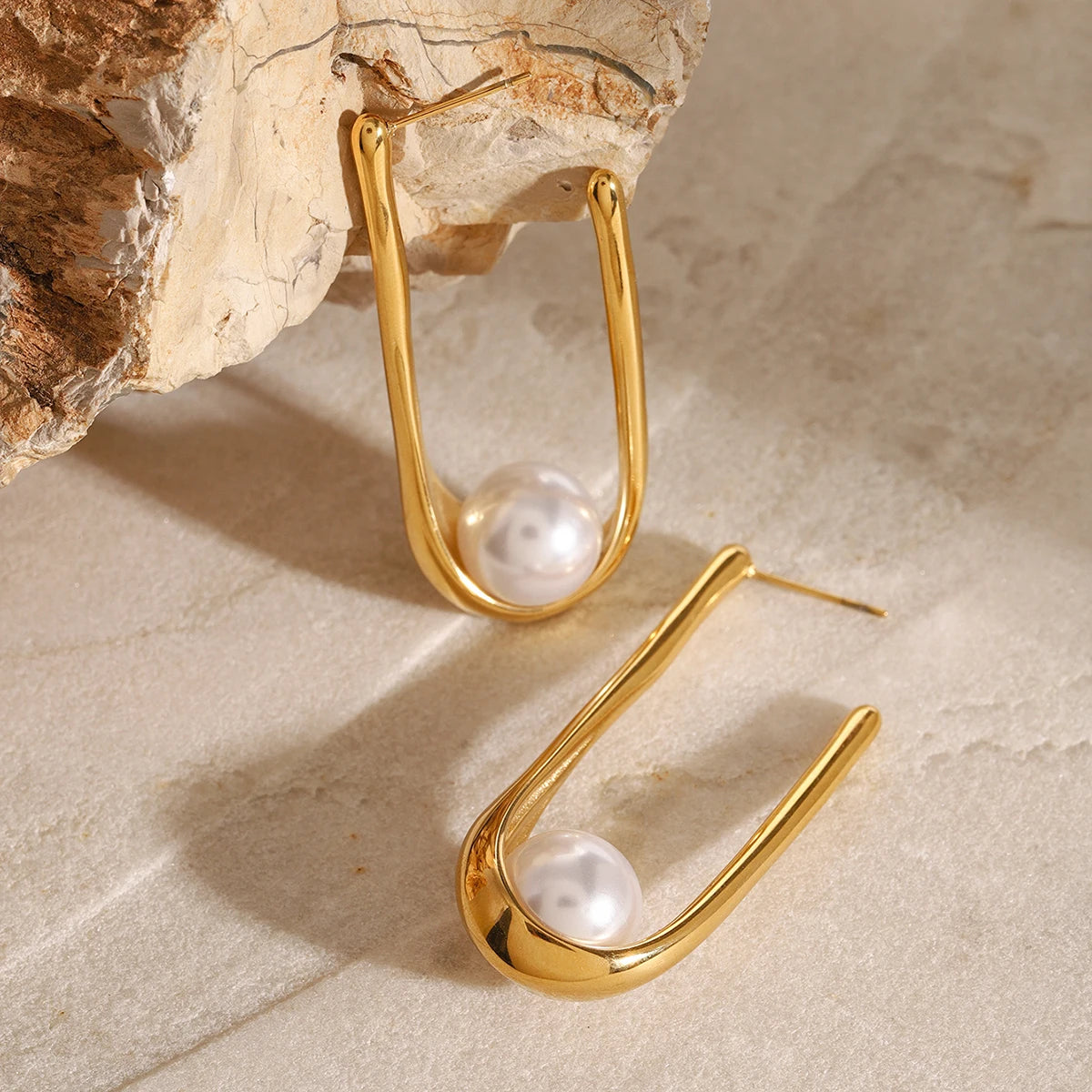 Shell Pearl U-Shaped Earrings