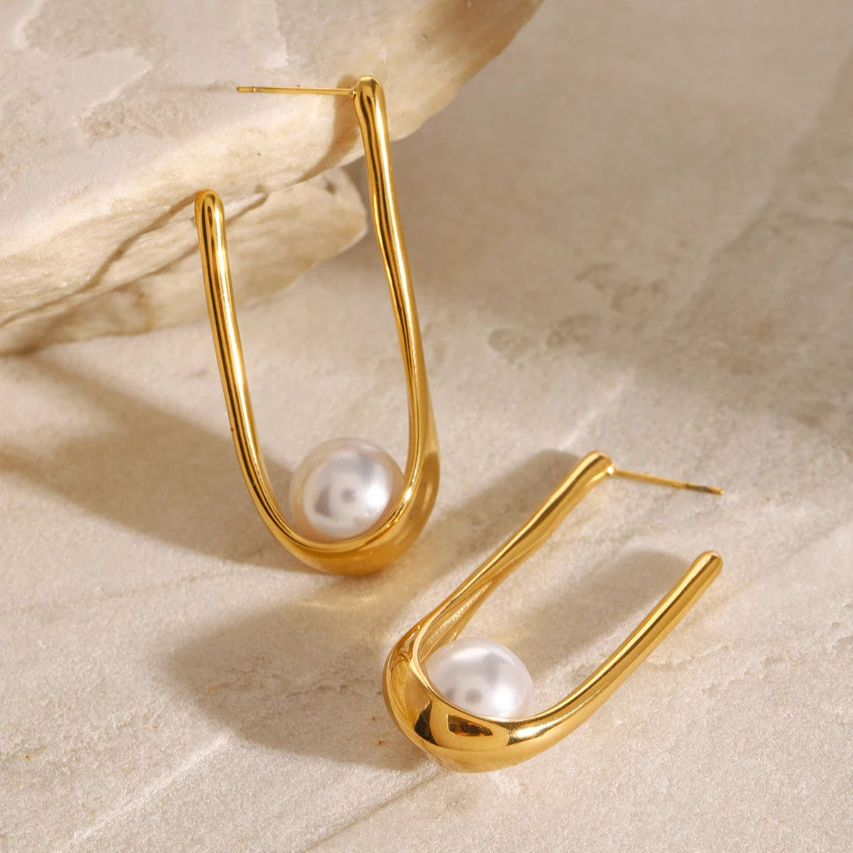 Shell Pearl U-Shaped Earrings
