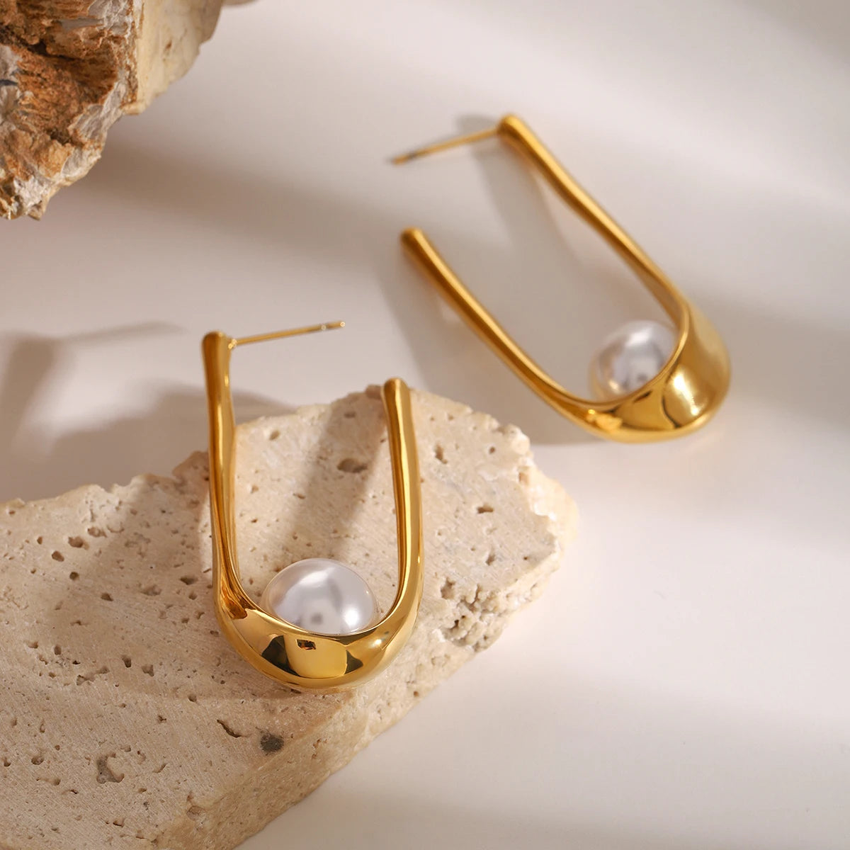 Shell Pearl U-Shaped Earrings