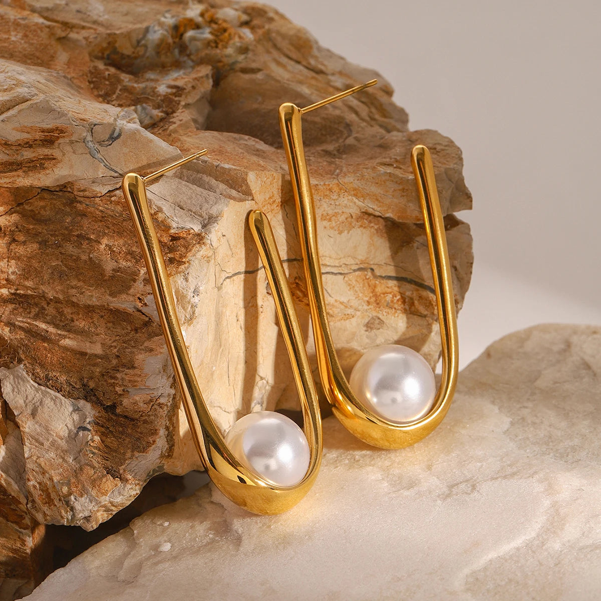 Shell Pearl U-Shaped Earrings